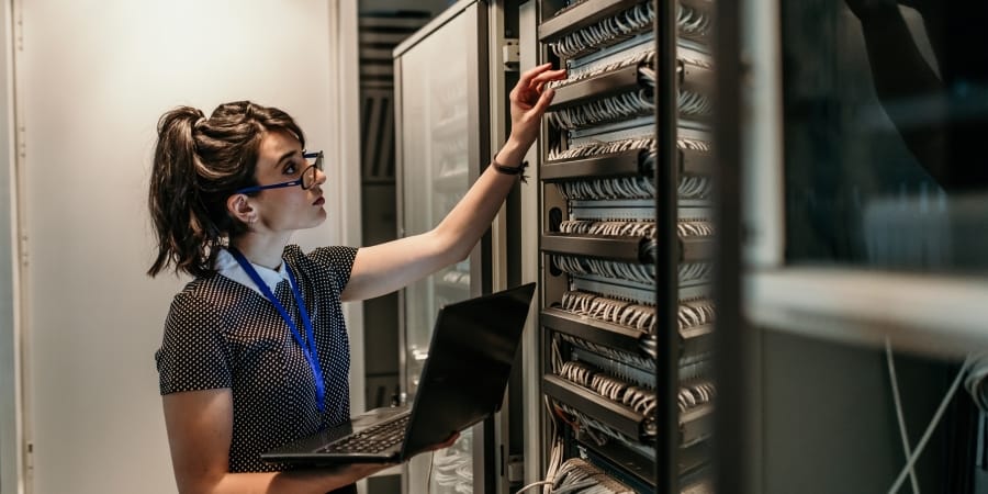 cloud hosting vs traditional hosting performance analysis